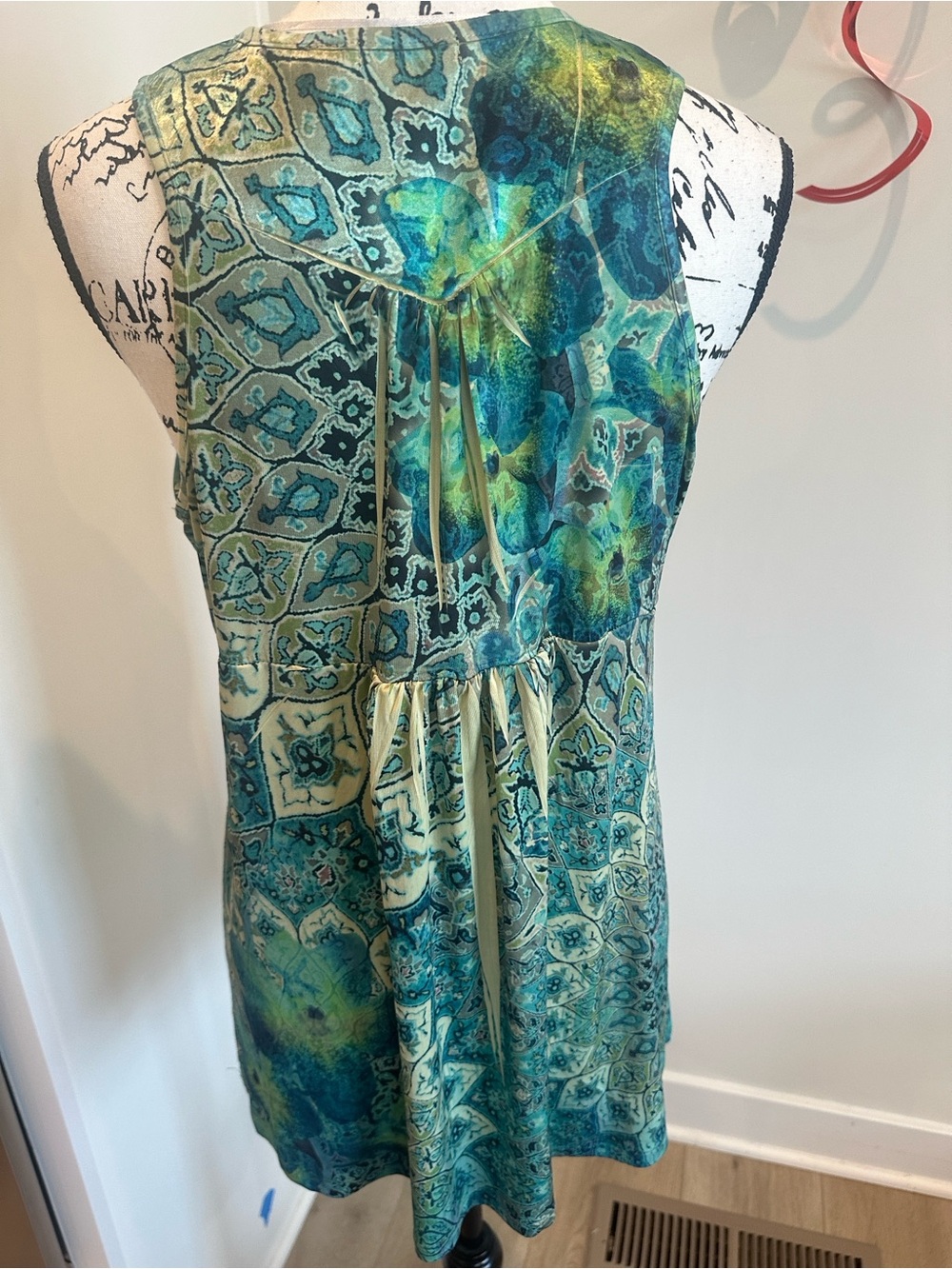 Apt. 9 Green and Teal V-Neck Sleeveless Beaded Blouse - Picture 6 of 11